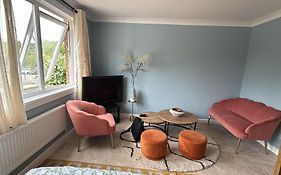 Milton Keynes Central Flat With Full Kitchen, Large Bed, Park View & Lots Of Parking By Mk City Centre, Shops, Malls, Restaurants, Attractions, Near Hospital Self-Checkin Apartment