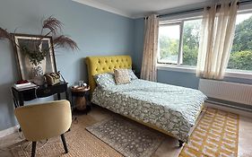Milton Keynes Central Flat With Full Kitchen, Large Bed, Park View & Lots Of Parking By Mk City Centre, Shops, Malls, Restaurants, Attractions, Near Hospital Self-Checkin Apartment